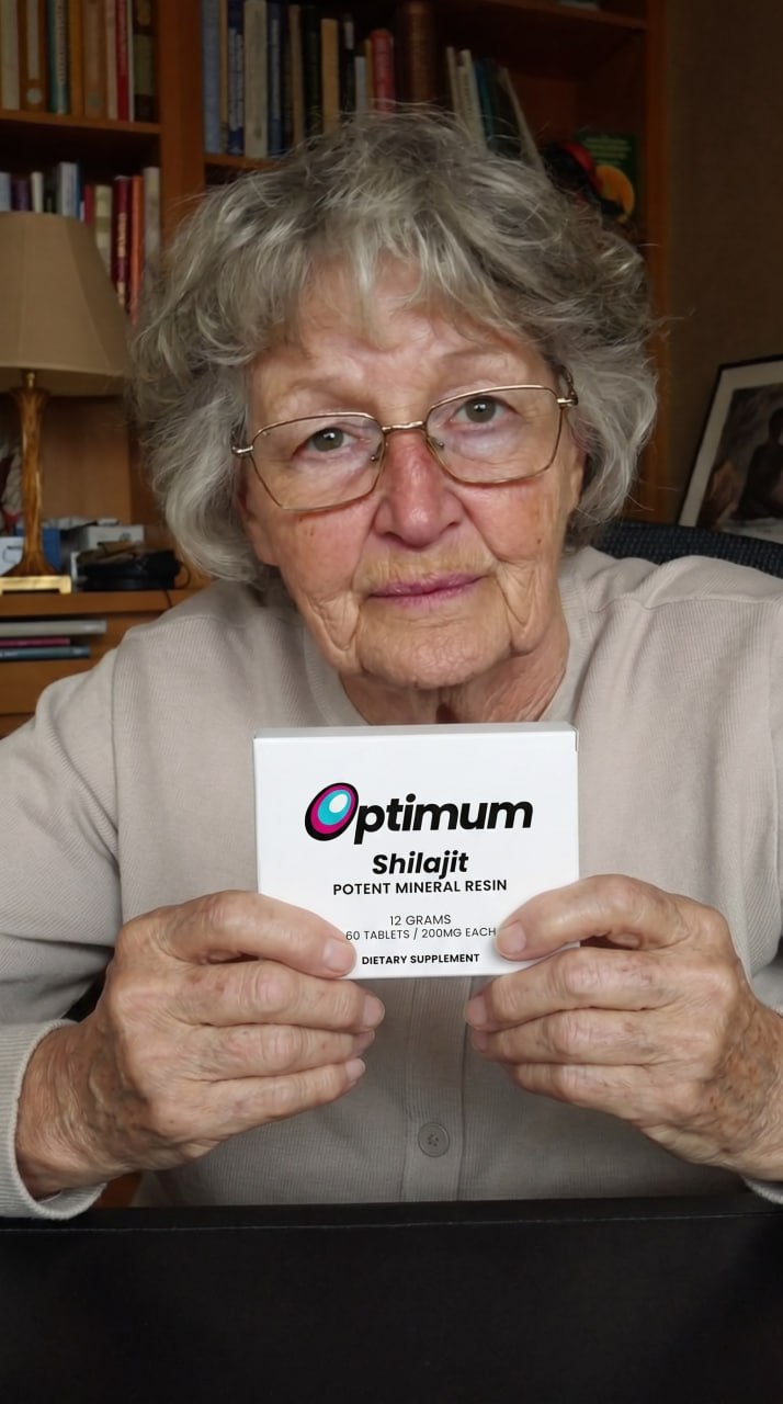 Patricia H., verified Optimum customer holding the box