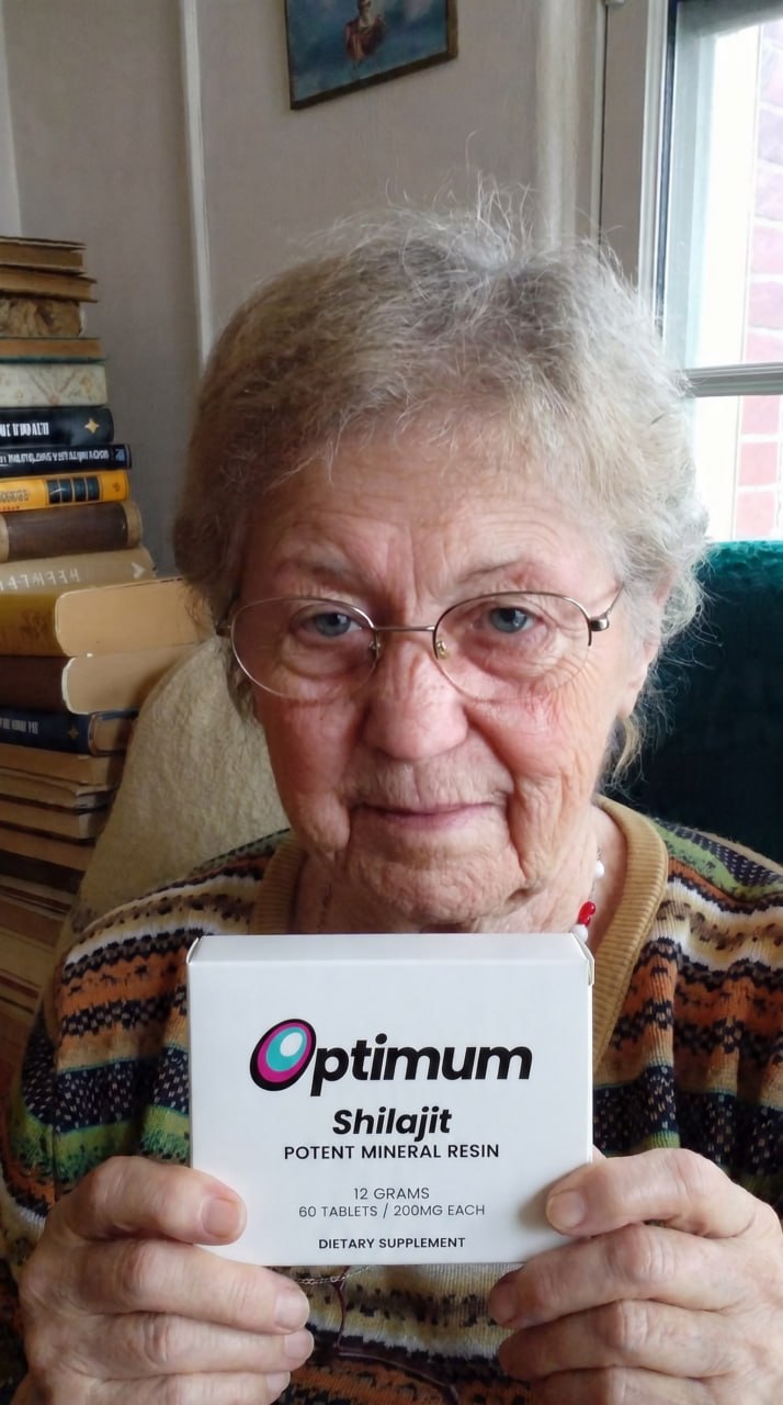Brenda L., verified Optimum customer holding the box