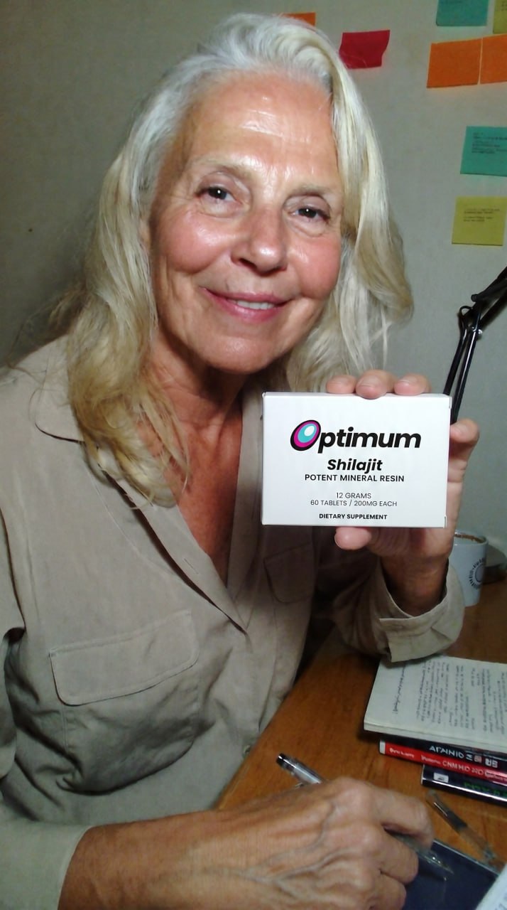 Eleanor S., verified Optimum customer holding the box